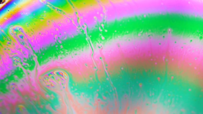抽象五彩彩虹液体。一堆气泡穿过层