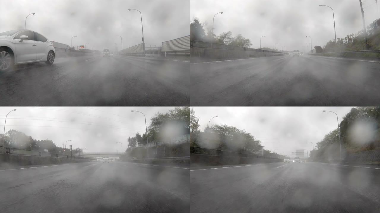 驾驶通过多雨的高速公路/后视图