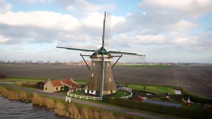 荷兰风车的空中无人机拍摄。荷兰风车
