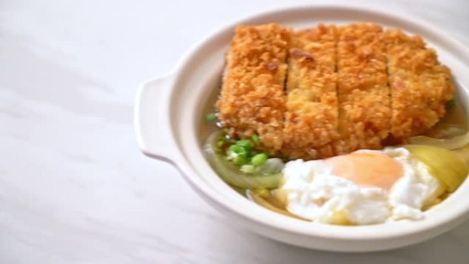 日本炸猪排 (katsudon) 配洋葱汤和鸡蛋-亚洲美食风格