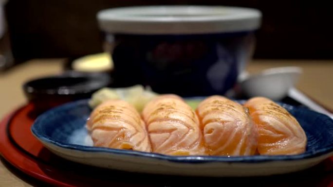 日本餐厅的鲑鱼生鱼片特写。