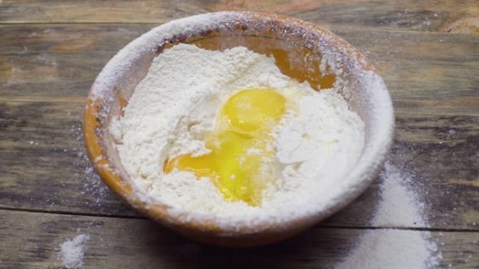 鸡蛋落入面粉，蛋黄落入面粉。烘焙产品。烹饪面团