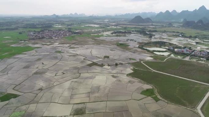 中国桂林喀斯特山区稻田的航拍视频