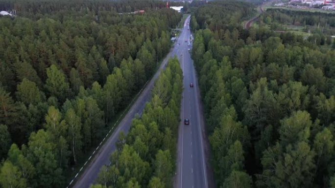 带汽车的秋天路的天空景色。鸟瞰秋天森林中的乡村道路。秋季森林和公路无人机景观。森林顶视图中的秋季汽车