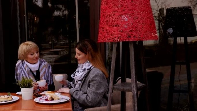 在咖啡馆喝咖啡时，高级母亲和女儿之间的对话。