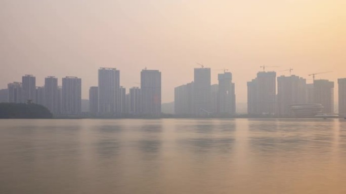 日落时间长沙市湖海岸线巨型建筑现代码头全景延时4k中国