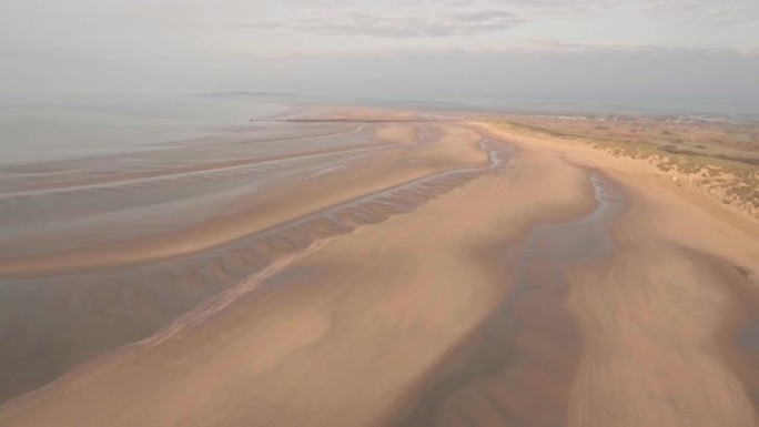 英格兰东萨塞克斯郡日落时的坎伯金沙海滩。空中无人机视图