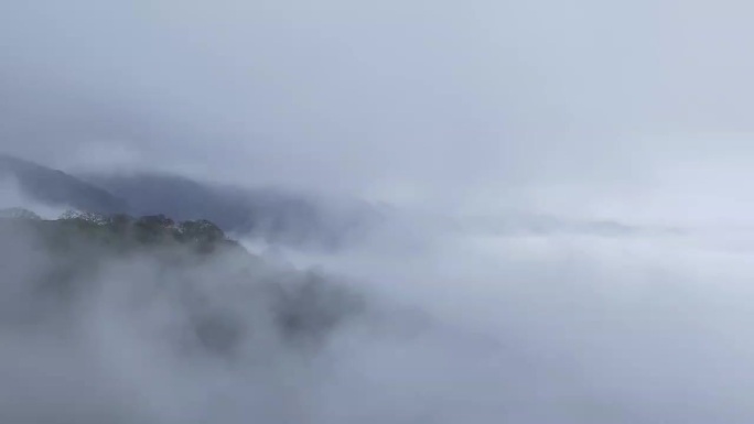 云雾缭绕的山峰，雨后的山，美若仙境