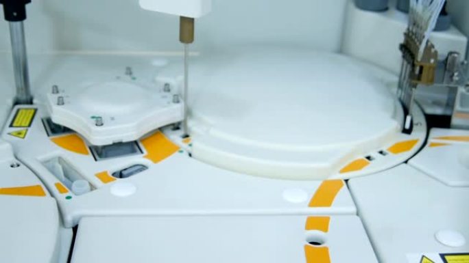 生化实验室中的现代设备是机器人计算机分析仪