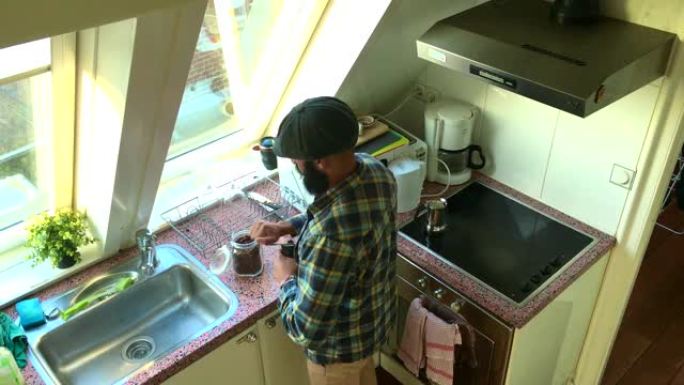 俯视图人手在厨房磨咖啡豆