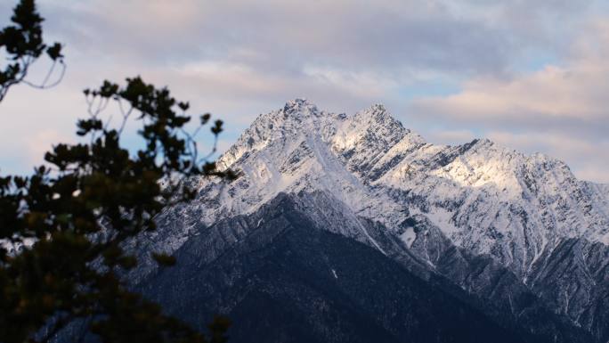 雪山山顶光照  日出 登峰造极 励志