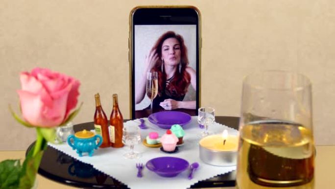 浪漫的约会和礼物在娃娃桌上使用智能手机进行视频通话