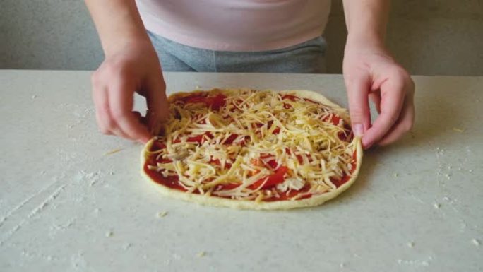 烹饪美味的自制披萨。