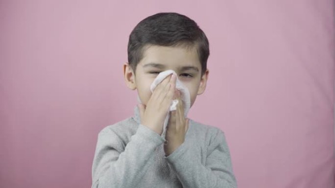 小男孩在吹鼻子。恶心咳嗽的孩子打喷嚏