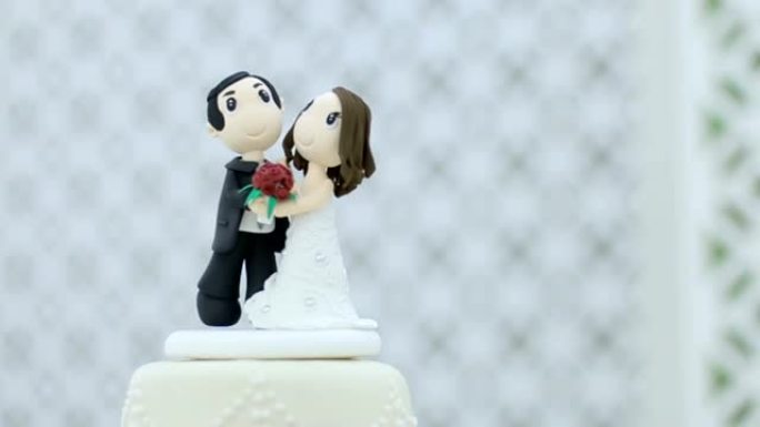 新娘和新郎小雕像的结婚蛋糕