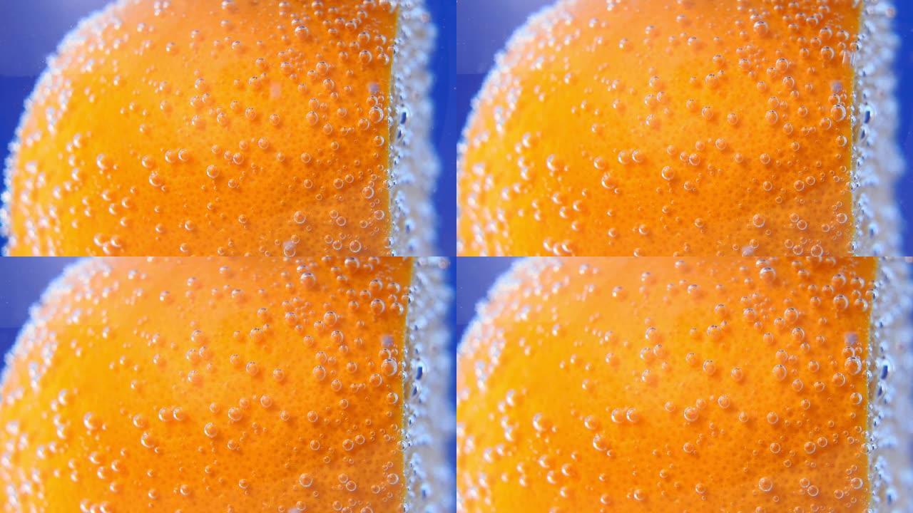 特写橘子果实，背景在水中，水下。背景，纹理