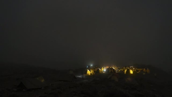 在乞力马扎罗山基地露营的帐篷。