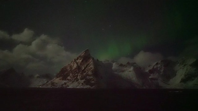 冬季罗弗滕群岛上的北极光