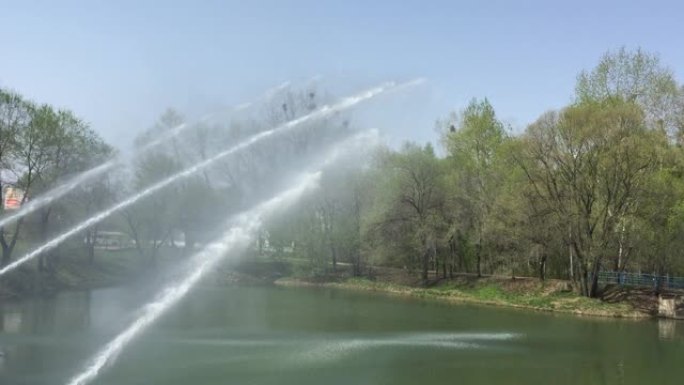 水流从许多水龙头飞溅，并带有闪闪发光的水滴