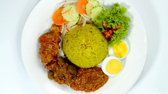 Nasi Tumpeng Mini (鸡肉，肉类) 鸡肉米饭，牛肉仁当