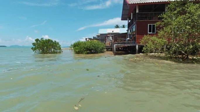 亚洲传统高跷屋下的高潮海浪