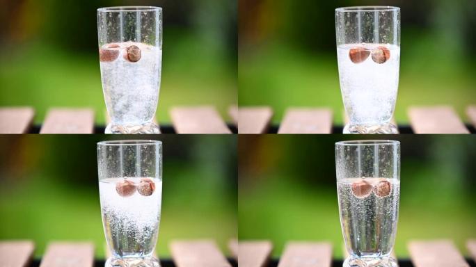 两个榛子掉入一杯水中慢动作