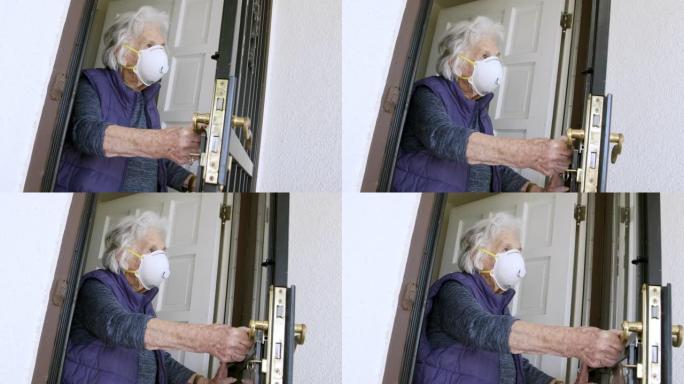 老年高加索妇女谨慎地缓慢打开前门感到不确定，并戴着n95防护口罩，以防止冠状病毒传染性非典型肺炎传播