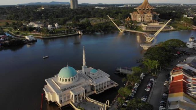 古晋美丽的浮动清真寺鸟瞰图