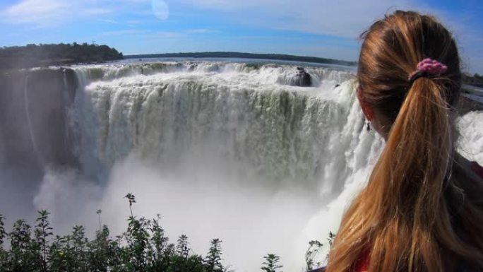 年轻女子从阿根廷一侧欣赏伊瓜苏瀑布的景色