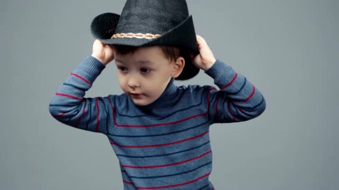 戴牛仔帽的四岁小男孩的视频