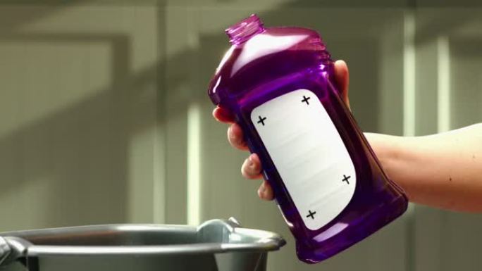 将清洁剂添加到桶紫色瓶子中