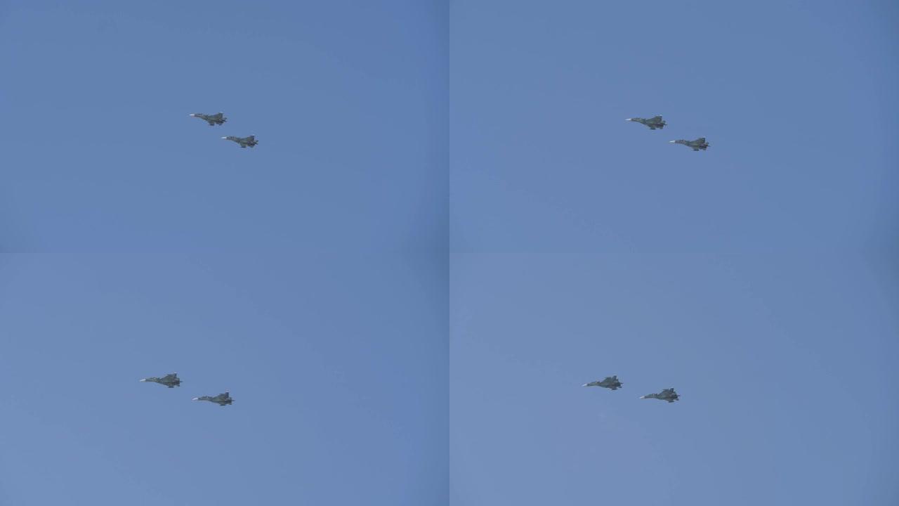 蓝天中的超音速飞机进行特技飞行。米格飞机。俄罗斯的战斗机。