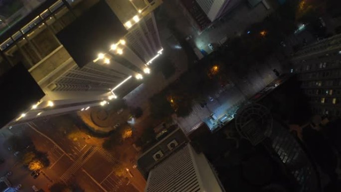 青岛市夜间照明市中心屋顶交通街空中俯拍全景4k中国