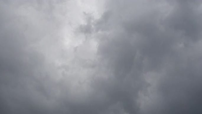 实时飞行惊人的灰色雨云。恶劣的天气，阴云密布的天空，带雨声的4k视频。