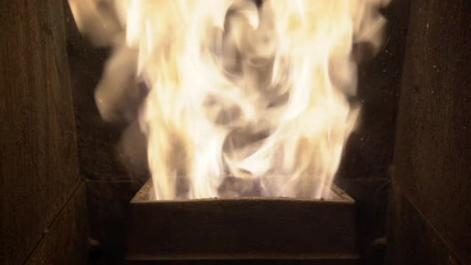 在寒冷的天气中，在颗粒炉中燃烧经济的木质生物质，用于为房屋供暖。室内取暖用生态木质颗粒，燃烧颗粒炉概