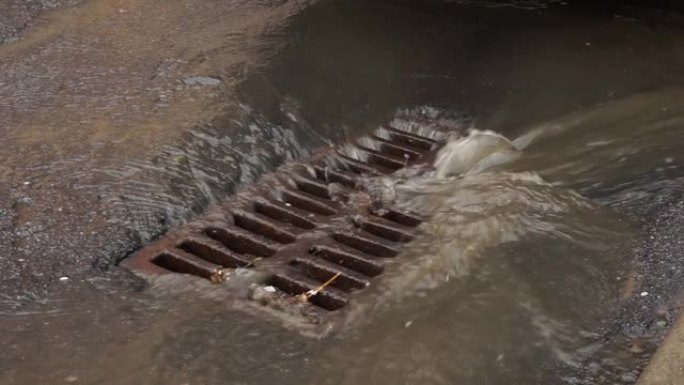 雨水通过铁网排入下水道