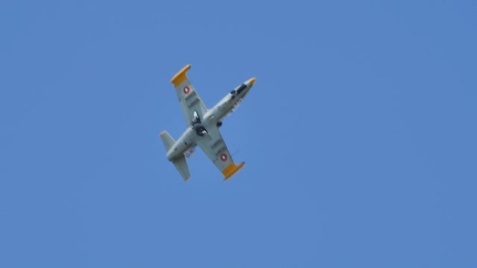 军用L-39喷气教练机在慢动作飞行中打开起落架