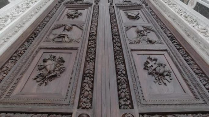 意大利佛罗伦萨圣十字大教堂的木雕门