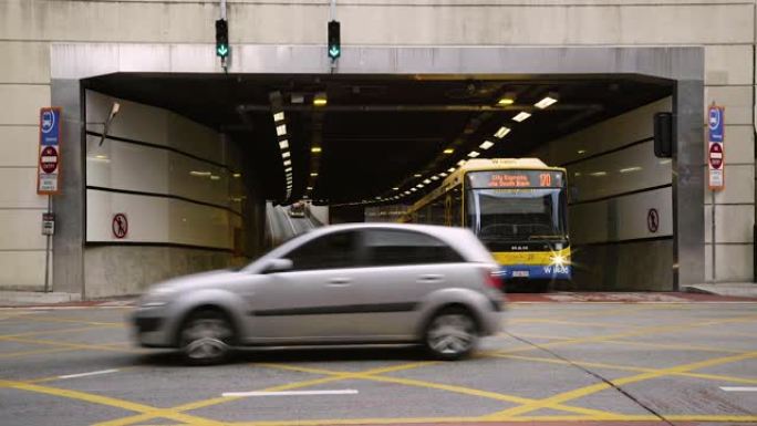 汽车在隧道中驶过公共汽车