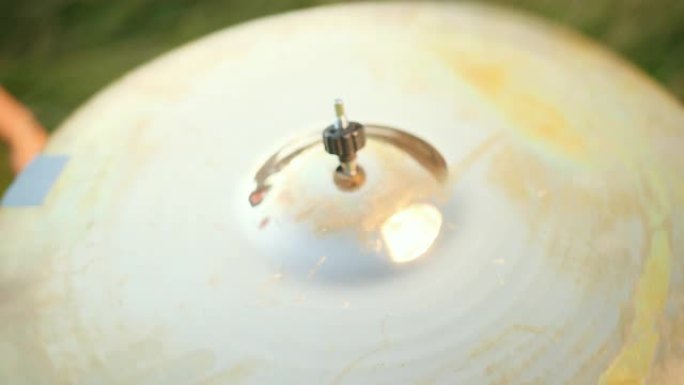 专业鼓手，演奏架子鼓和钹，在街上，特写