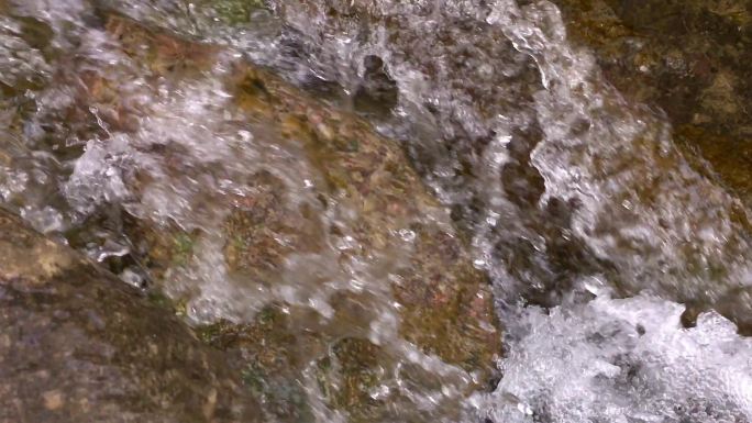 4k清澈的水流空境特写流淌河水