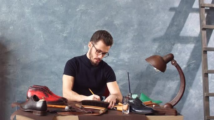 年轻的创意鞋匠发明时尚鞋子