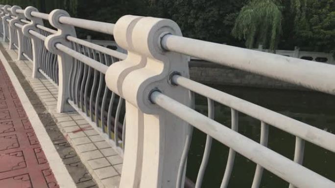 在城市中沿着带有装饰扶手的河滨大桥行走