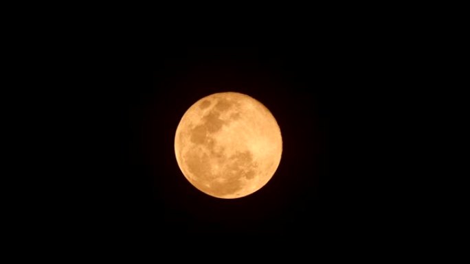 满月升起放大2020年4月8日拍摄