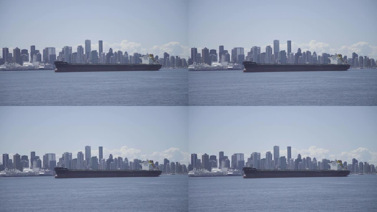 4k视频油轮集装箱船在大城市的市中心航行，大型建筑摩天大楼在平静的水中空着等待在海上货船上运输货物