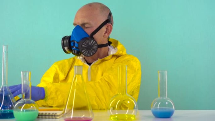 一名化学实验室的员工穿着黄色防护服，戴着手套和口罩，完成了实验，脱下了保护装置，窒息而死，昏迷不醒地