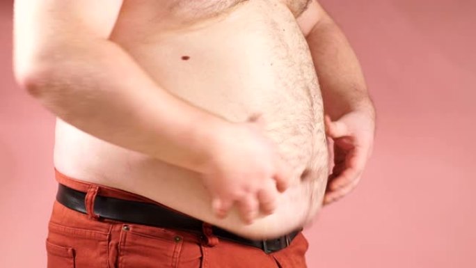 有趣的胖子露出他的大肚子
