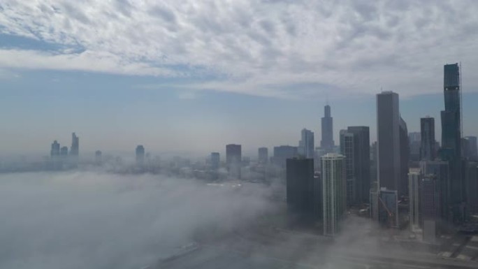 芝加哥和格兰特公园在厚厚的云层下-空中