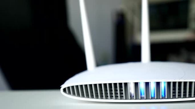 家用台式电脑背景的桌子上的无线路由器的特写