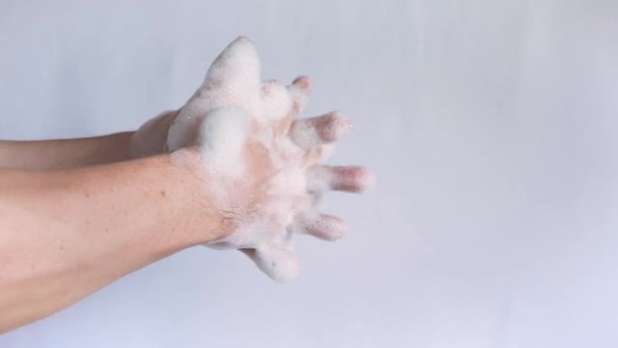 4k一名男子用肥皂泡洗手清洁手洗净细菌病毒纯白色背景